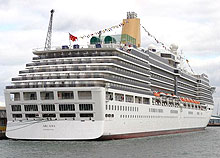 Uk cruise liner visits Halong