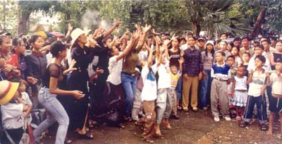 Cambodian people are playing the Chaul Choung Game